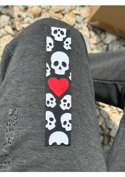 Kabartmalı 3D Kuru Kafa ve Kalp Temalı Gotik Kitap Ayracı (3,5 x 15 Cm, Pla) – Ölümüne Aşk modelleri