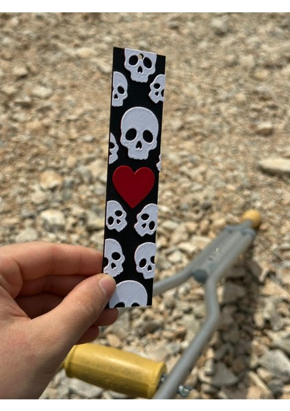 Kabartmalı 3D Kuru Kafa ve Kalp Temalı Gotik Kitap Ayracı (3,5 x 15 Cm, Pla) – Ölümüne Aşk indirimleri