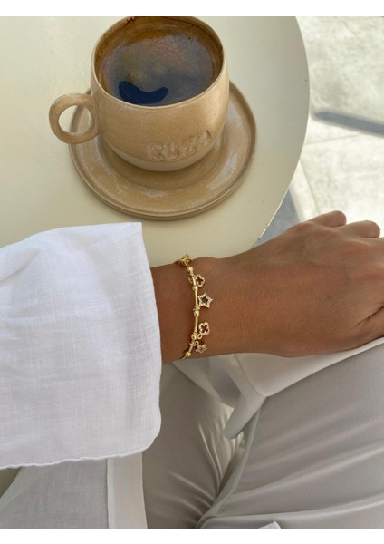 Yıldız Yonca ve Yıldız Figürlü Zirkon Taşlı Ayarlamalı Açık Gold Bileklik