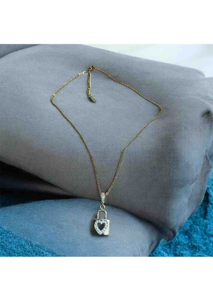 Zirkon Taşlı Kilit Kalp Detaylı Çelik Kolye