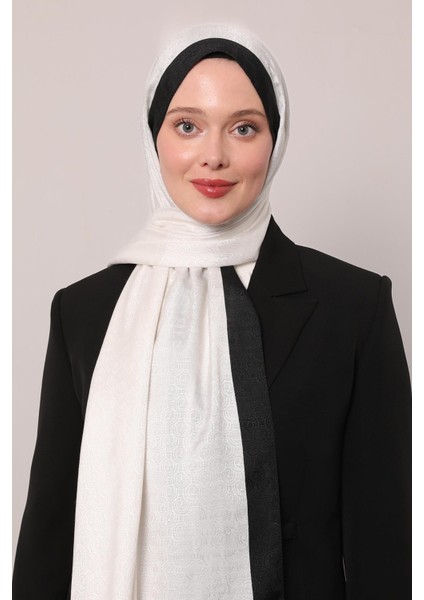 Ekru Halka Desen Monogram Şal modelleri