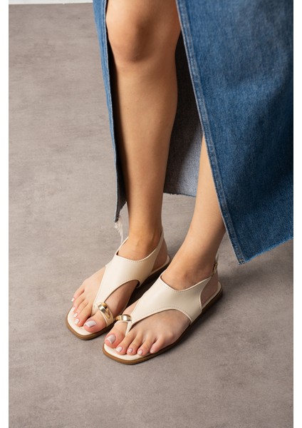 Shay Parmak Arası Gold Aksesuarlı Kadın Sandalet- Ekru