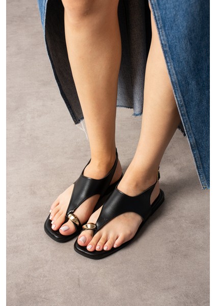 Shay Parmak Arası Gold Aksesuarlı Kadın Sandalet- Ekru