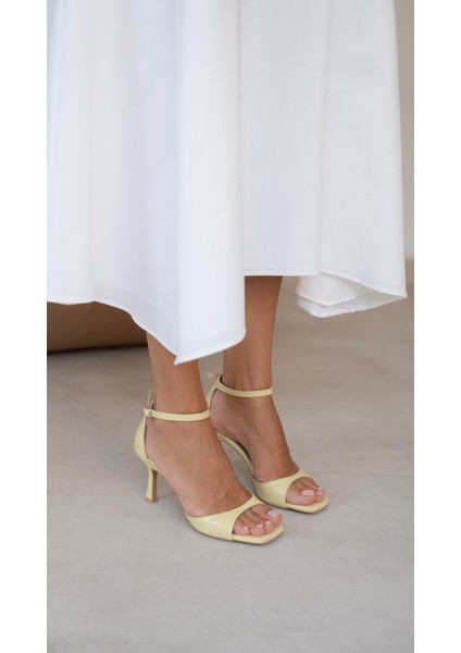Dalot Sarı Rugan Hakiki Deri Topuklu Ayakkabı