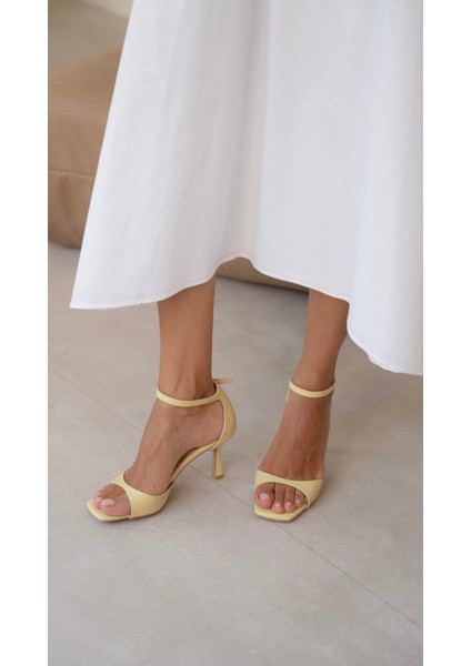 Dalot Sarı Rugan Hakiki Deri Topuklu Ayakkabı fiyatları