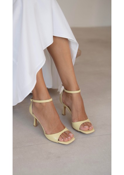Dalot Sarı Rugan Hakiki Deri Topuklu Ayakkabı fırsatları