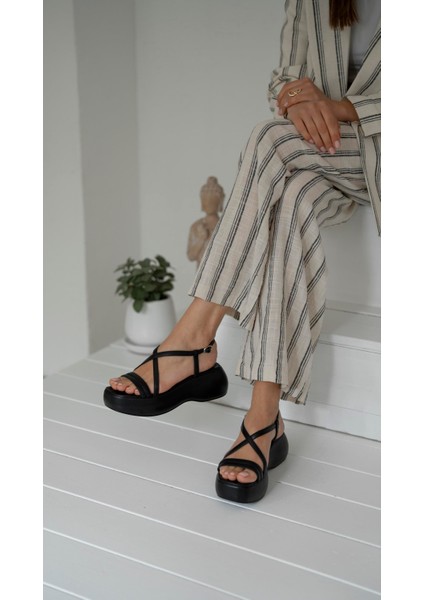 Pepe Siyah Hakiki Deri Kadın Sandalet