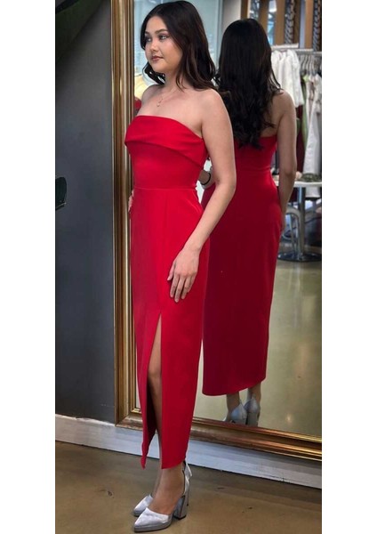 Kırmızı Straplez Yaka Yırtmaçlı Düz Kesim Krep Midi Abiye Elbise 7692 modelleri