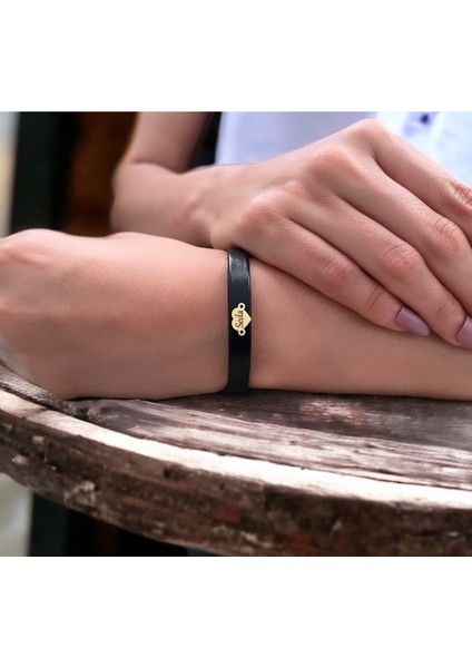 Altın Plakalı 14 Ayar Seda Ismine Özel Kalp Figürlü Hakiki Siyah Derili Hediye BILEKLIK-542ISIM fiyatları