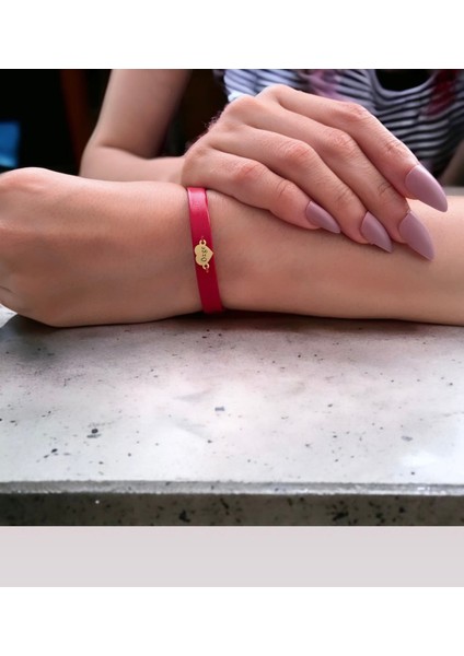 14 Ayar Altın Plakalı Özge Ismine Özel Kalp Motifli Doğal Kırmızı Derili Hediye BILEKLIK-541ISIM fiyatları