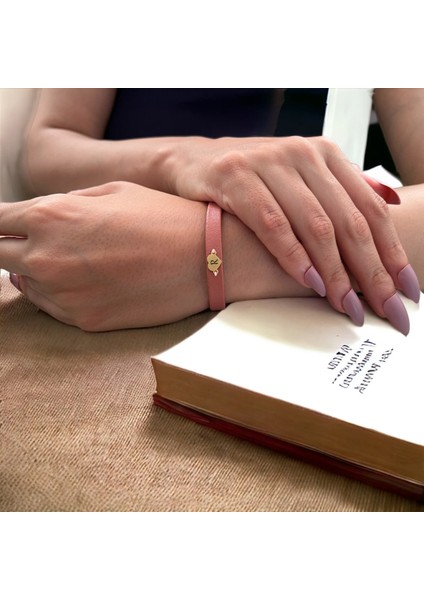 14 Ayar Plakalı Altın R Harfine Özel Kalp Figürlü Açık Kırmızı Derili Hediye BILEKLIK-545HARF fiyatları