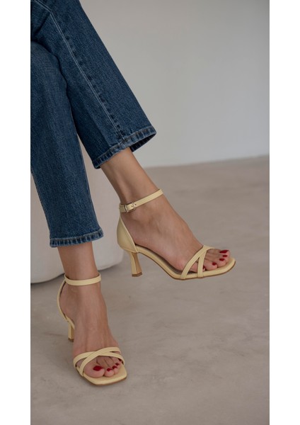 Amaros Sarı Topuklu Ayakkabı fırsatları