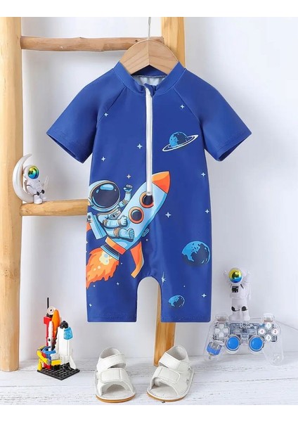 Erkek Bebek Mavi Astronot Desenli Fermuarlı Mayo – Uzay Temalı Kısa Kollu