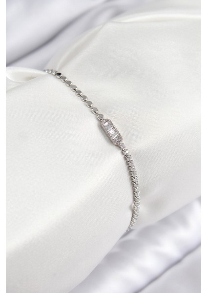 Pirinç Zirkon Taşlı Dikdörtgen Model Ezme Zincir Gümüş Renk Kadın Bileklik - Lisinya