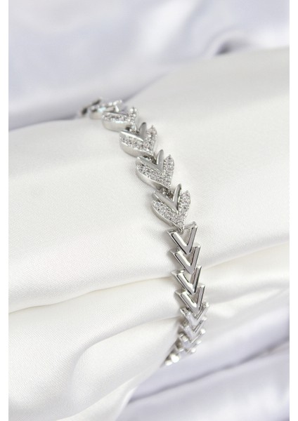 Pirinç Zirkon Taşlı Sıralı Ok Model Gümüş Renk Kadın Bileklik - Lisinya