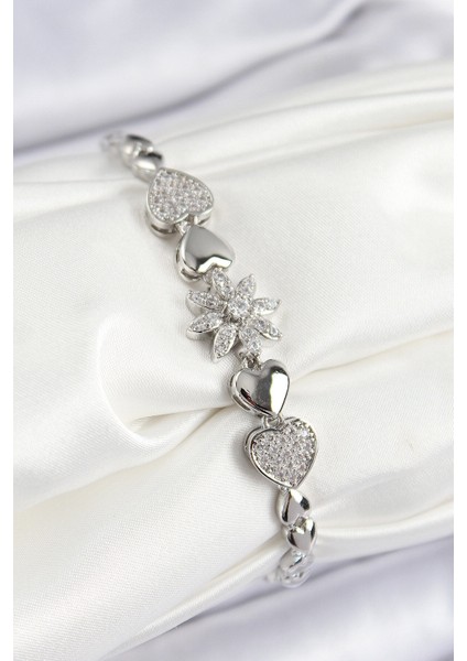 Pirinç Zirkon Taşlı Kalp Detaylı Çiçek Model Gümüş Renk Kadın Bileklik - Lisinya