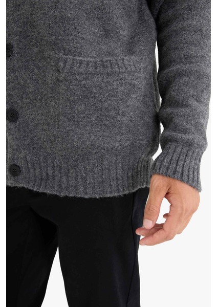 Standart Fit Balıkçı Yaka Düğmeli Cepli Triko Hırka E8396AX25CW indirimleri