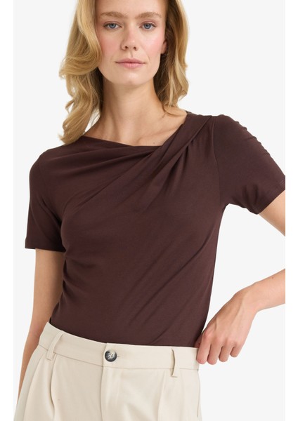 Slim Fit Dar Kesim Kayık Yaka Kısa Kollu Tişört