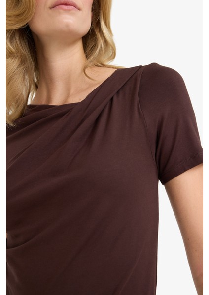 Slim Fit Dar Kesim Kayık Yaka Kısa Kollu Tişört fırsatları