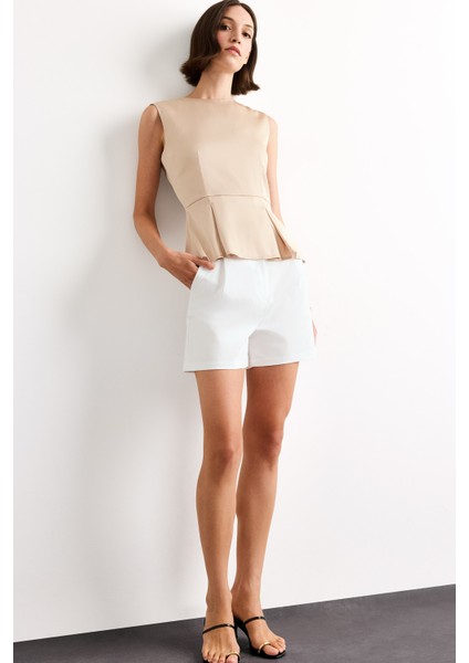 Yüksek Bel Kemerli Kısa Paça Beyaz Şort D2603AX25SM modelleri