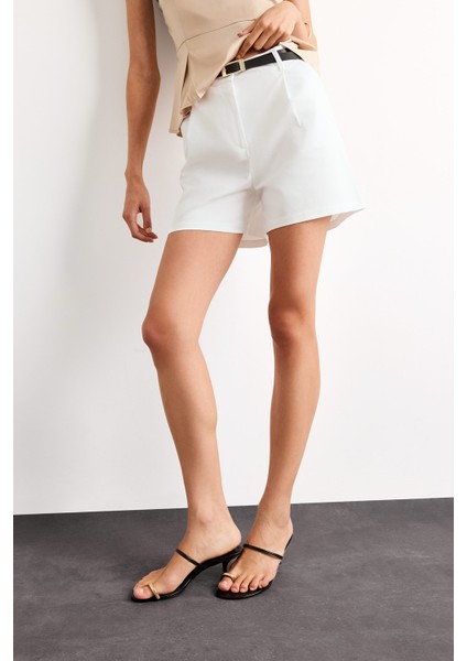 Yüksek Bel Kemerli Kısa Paça Beyaz Şort D2603AX25SM indirimleri