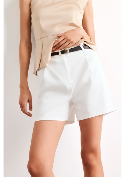 Yüksek Bel Kemerli Kısa Paça Beyaz Şort D2603AX25SM