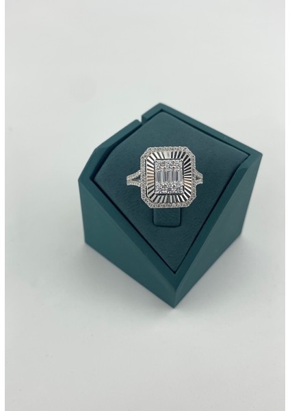 14 Ayar Altın Kalemli Taşlı Tektaş Baget Yüzük