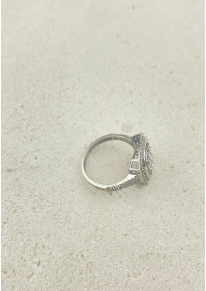 14 Ayar Altın Kalemli Taşlı Tektaş Baget Yüzük