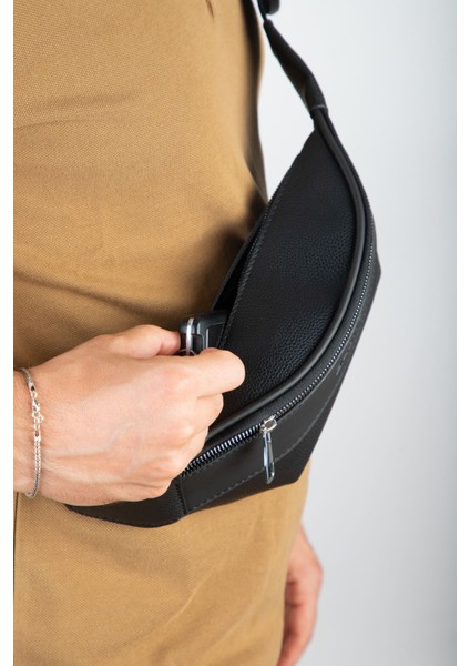 Siyah Vegan Deri Çapraz Gözlü Göğüs ve Bel Çanta, Şık ve Kullanışlı Tasarım