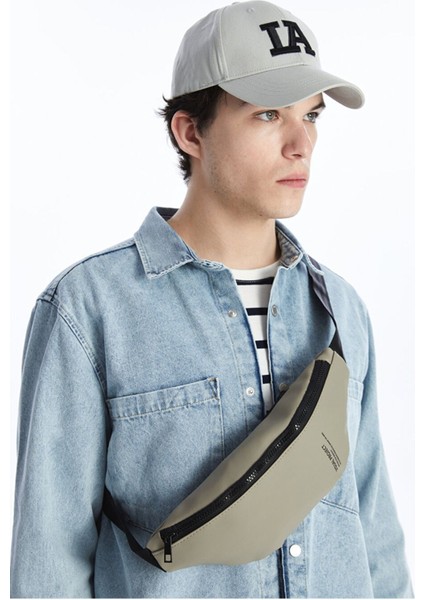 Şık Bej Deri Görünümlü Göğüs Çantası, Tarzınıza Zarafet Katın