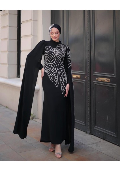 Krep Kumaş Pelerin Detaylı Yapıştırma Taş Aksesuar Astarlı Dört Mevsim Tesettür Abiye Elbise