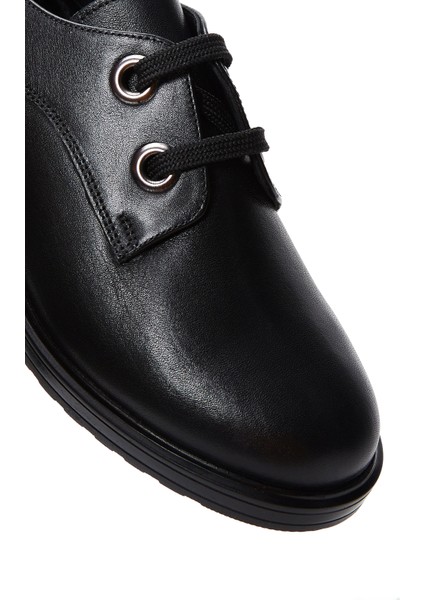 Kadın Siyah Bağcıklı Deri Oxford Ayakkabı 25AFD410318