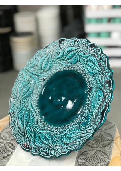 El Yapımı Kabartmalı Büyük Seramik Tabak – Çini Desenli Turkuaz & Lacivert (35X7.5 Cm)