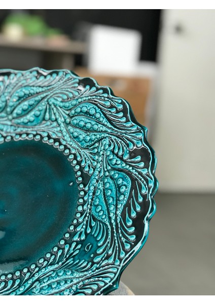 El Yapımı Kabartmalı Büyük Seramik Tabak – Çini Desenli Turkuaz & Lacivert (35X7.5 Cm) fiyatları