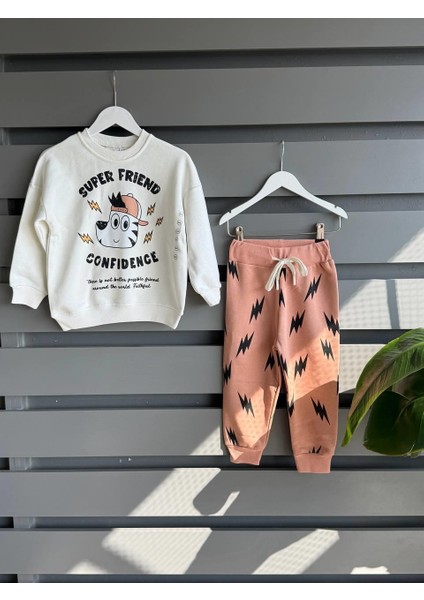 Erkek Çocuk Pamuklu Ekru Köpek Baskılı Sweatshirt ve Turuncu Desenli Eşofman Takımı modelleri