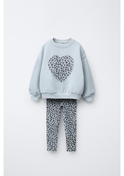 Kız Çocuk Pamuklu Buz Mavi Sweatshirt ve Leopar Desenli Tayt Takımı - Kalp Baskılı