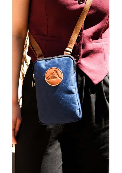 Şık Lacivert El Çantası, Günlük Kullanım Için Ideal ve Hafif Tasarım.