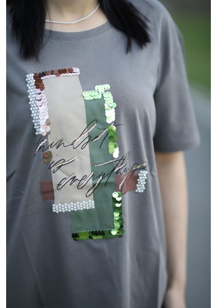 Renkli Pul ve Inci Nakışlı T-Shirt fiyatları