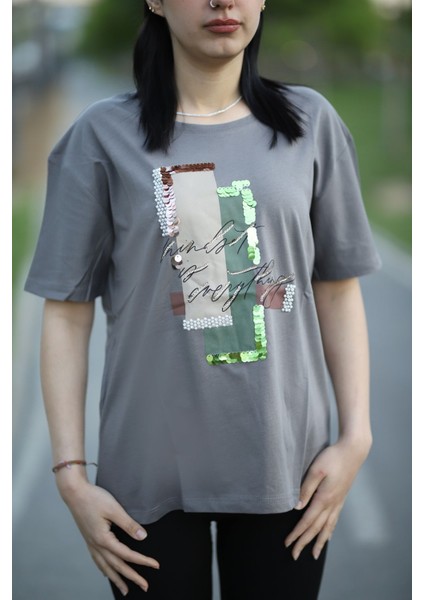 Renkli Pul ve Inci Nakışlı T-Shirt