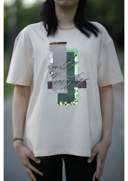 Renkli Pul ve Inci Nakışlı T-Shirt