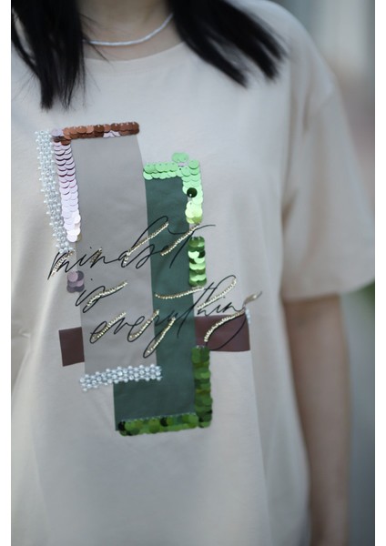 Renkli Pul ve Inci Nakışlı T-Shirt fiyatları