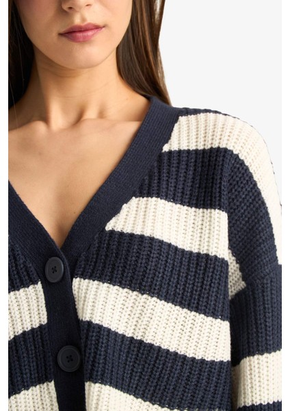 Regular Fit V Yaka Çizgili Düğmeli Triko Hırka indirimleri