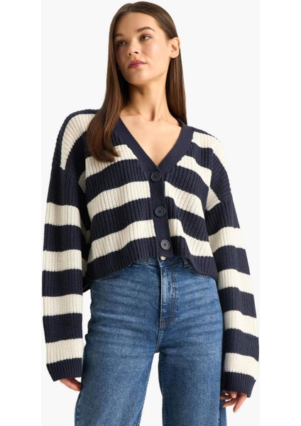 Regular Fit V Yaka Çizgili Düğmeli Triko Hırka modelleri