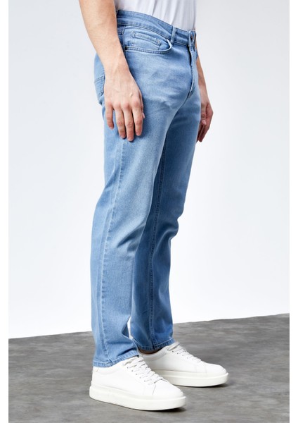 Erkek Buz Mavi Regular Fit Boru Paça Esnek Likralı Jeans Kot Pantolon HLTHE001981 fırsatları