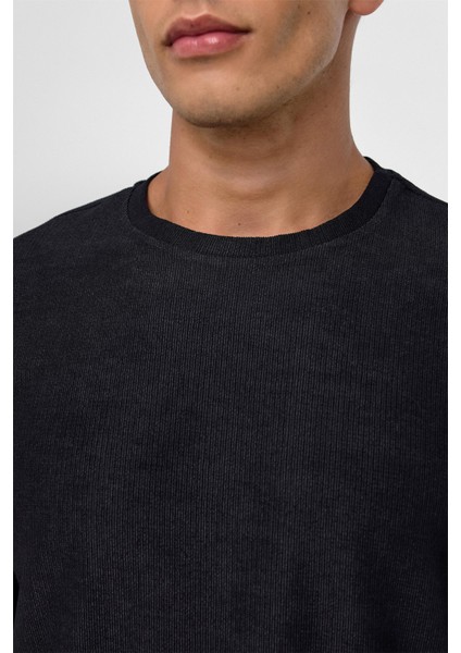 Siyah Regular Desenli Bisiklet Yaka Tişört fırsatları