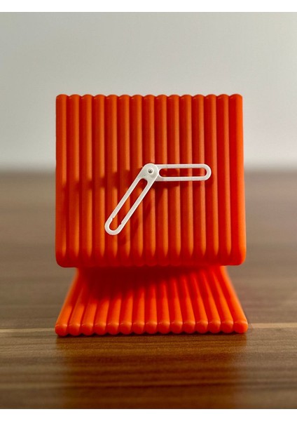 Şık Turuncu Minimalist Masa Saati, Modern Tasarım ve Zarif Detaylar