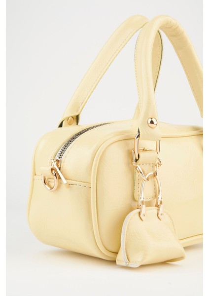 Şık Sarı Rugan Deri Çanta, Charm Detaylı, Fermuar Kapama, El ve Omuz Kullanımı
