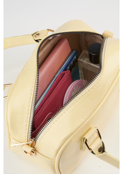 Şık Sarı Rugan Deri Çanta, Charm Detaylı, Fermuar Kapama, El ve Omuz Kullanımı fiyatları