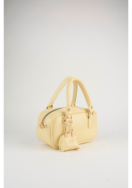 Şık Sarı Rugan Deri Çanta, Charm Detaylı, Fermuar Kapama, El ve Omuz Kullanımı modelleri