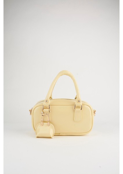 Şık Sarı Rugan Deri Çanta, Charm Detaylı, Fermuar Kapama, El ve Omuz Kullanımı indirimleri